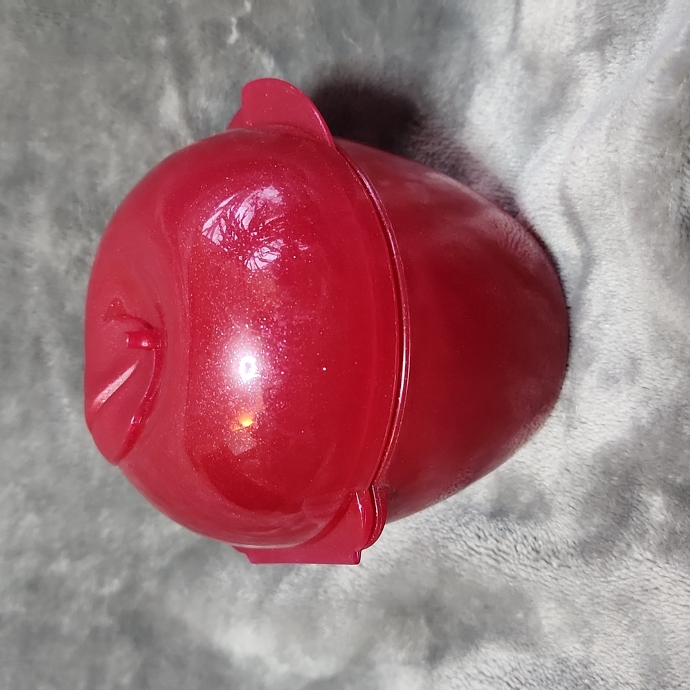 Tupperware apple keeper